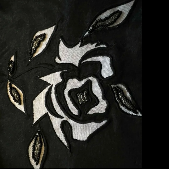 🆕 🇨🇦 Statement little black dress w/its original white floral applique-vintage - Picture 2 of 13